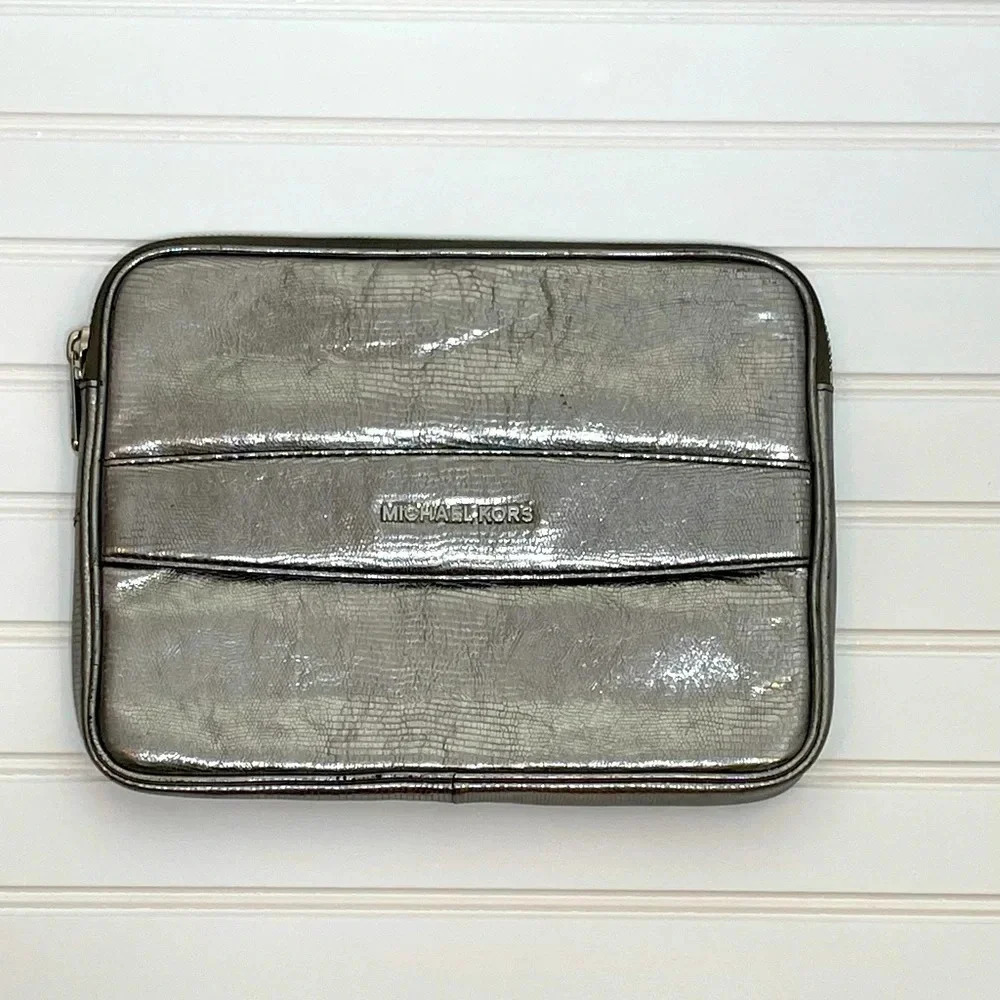 MICHAEL KORS Metallic‎ Embossed-Leather Tablet Color Nickel